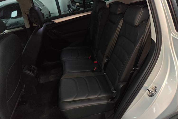 Used Volkswagen Tiguan L 2018 330TSI Automatic Two-Wheel Drive Luxury Edition Left Rear Seat