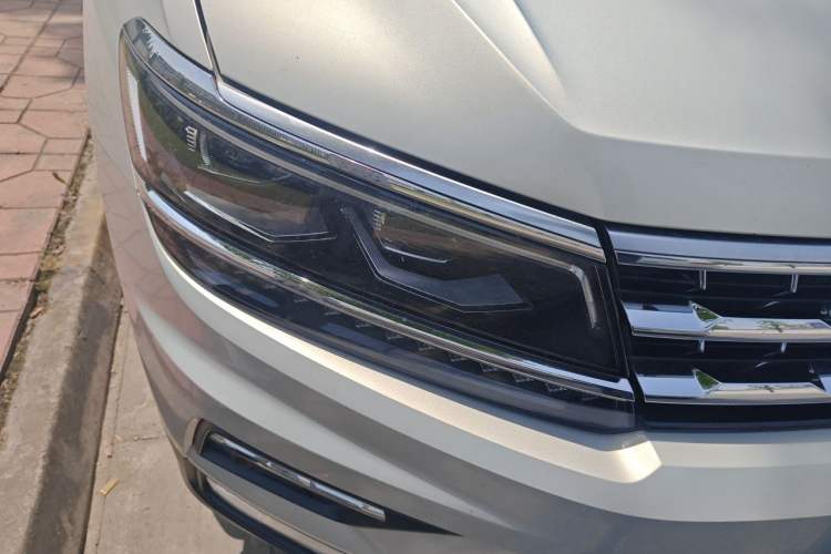 Used Volkswagen Tiguan L 2018 Revised 330TSI Automatic Two-Wheel Drive Flagship Edition Right Front Headlight