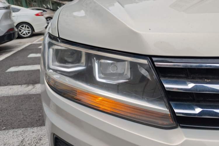 Used Volkswagen Tiguan L 2018 Revised Version 330TSI Automatic Two-Wheel Drive Trendy Edition Right Front Headlight