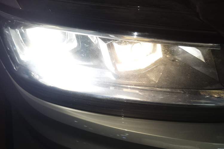 Used Volkswagen Tiguan L 2018 Facelift 330TSI Automatic Two-Wheel Drive Luxury Edition Right Front Headlight
