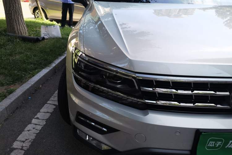 Used Volkswagen Tiguan L 2018 380TSI Automatic All-Wheel Drive Luxury Edition Right Front Headlight