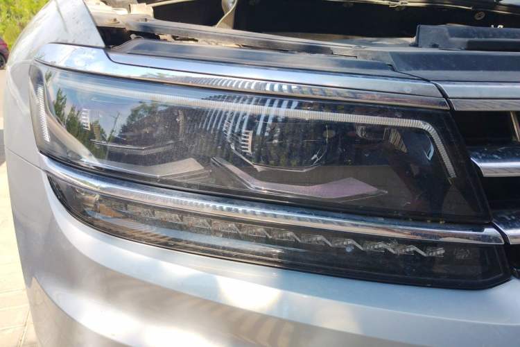 Used Volkswagen Tiguan L 2018 380TSI Automatic All-Wheel Drive Luxury Edition Right Front Headlight