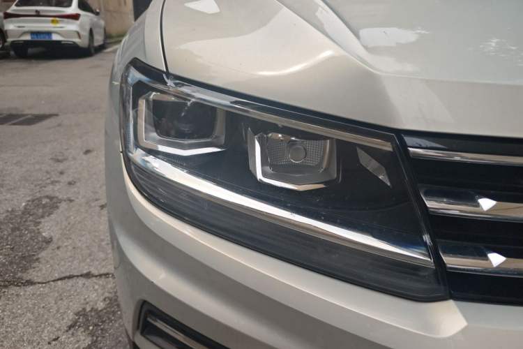 Used Volkswagen Tiguan L 2018 Revised Version 330TSI Automatic Two-Wheel Drive Comfort Edition Right Front Headlight