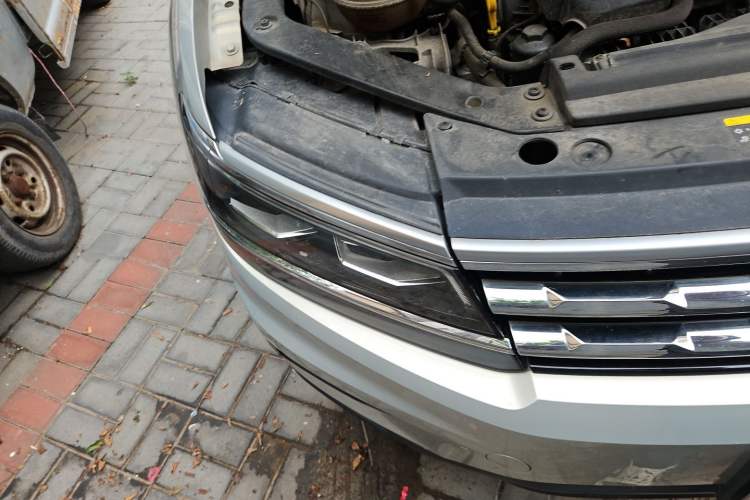 Used Volkswagen Tiguan L 2018 380TSI Automatic All-Wheel Drive Luxury Edition Right Front Headlight