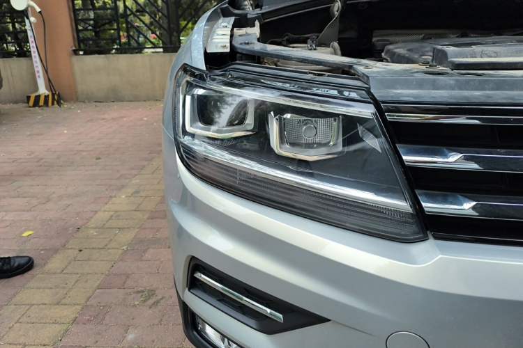 Used Volkswagen Tiguan L 2018 Facelift 330TSI Automatic Two-Wheel Drive Luxury Edition Right Front Headlight