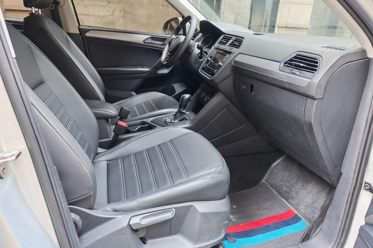 Used Volkswagen Tiguan L 2018 Revised Version 330TSI Automatic Two-Wheel Drive Trendy Edition Right Front Seat