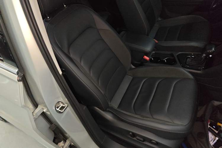 Used Volkswagen Tiguan L 2018 330TSI Automatic Two-Wheel Drive Luxury Edition Right Front Seat