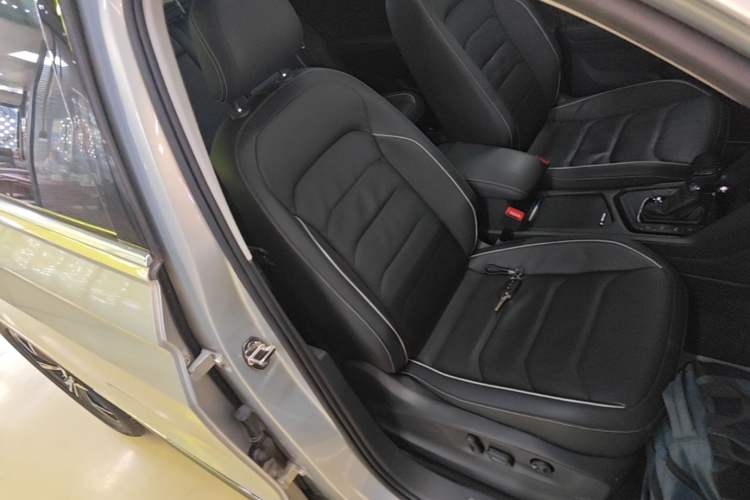 Used Volkswagen Tiguan L 2018 330TSI Automatic Two-Wheel Drive Flagship Edition Right Front Seat
