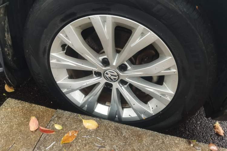 Used Volkswagen Tiguan L 2018 330TSI Automatic Two-Wheel Drive Luxury Edition Right Front Wheel Hub
