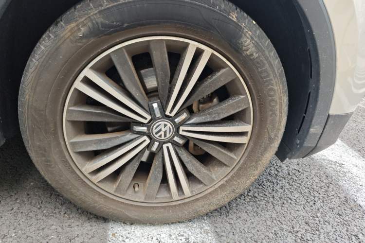 Used Volkswagen Tiguan L 2018 Revised Version 330TSI Automatic Two-Wheel Drive Trendy Edition Right Front Wheel Hub