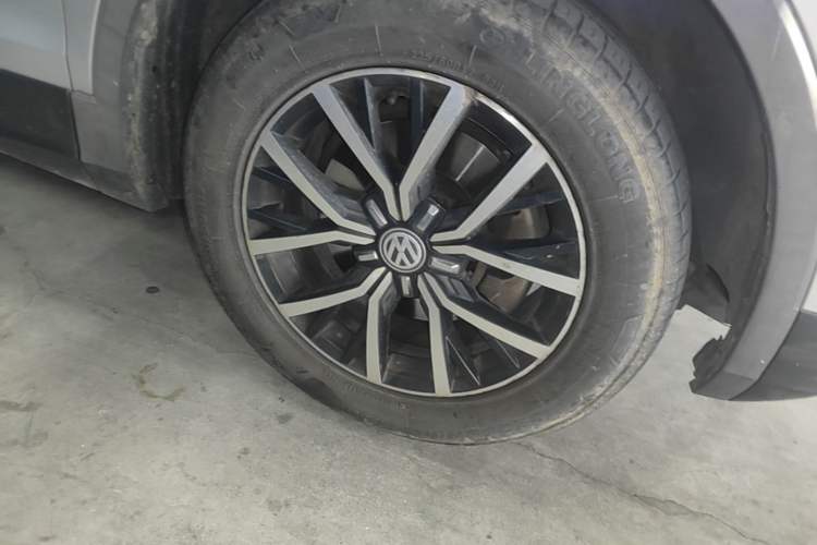 Used Volkswagen Tiguan L 2018 Revised Version 330TSI Automatic Two-Wheel Drive Comfort Edition Right Front Wheel Hub