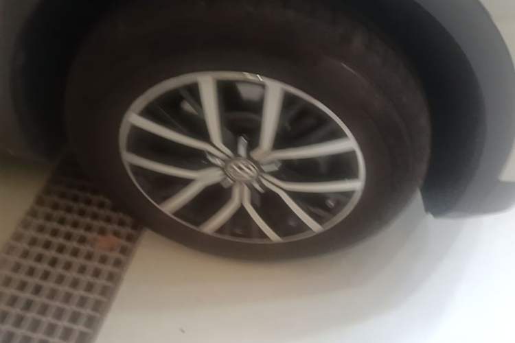 Used Volkswagen Tiguan L 2018 Revised Version 330TSI Automatic Two-Wheel Drive Comfort Edition Right Front Wheel Hub