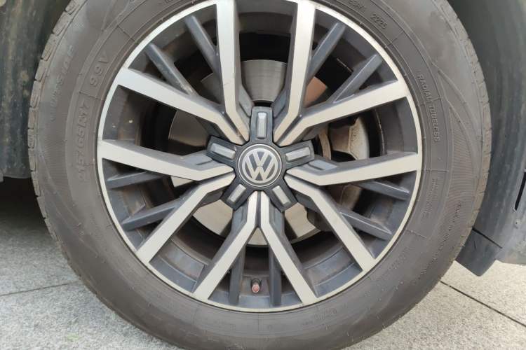 Used Volkswagen Tiguan L 2018 Revised Version 330TSI Automatic Two-Wheel Drive Comfort Edition Right Front Wheel Hub