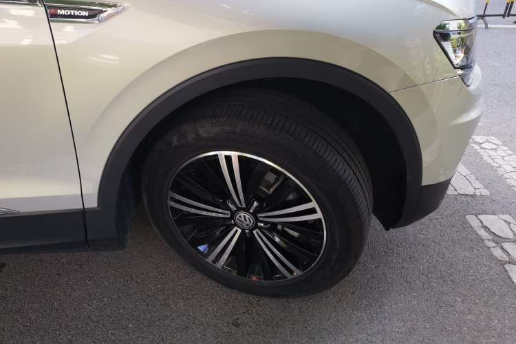 Used Volkswagen Tiguan L 2018 380TSI Automatic All-Wheel Drive Luxury Edition Right Front Wheel Hub