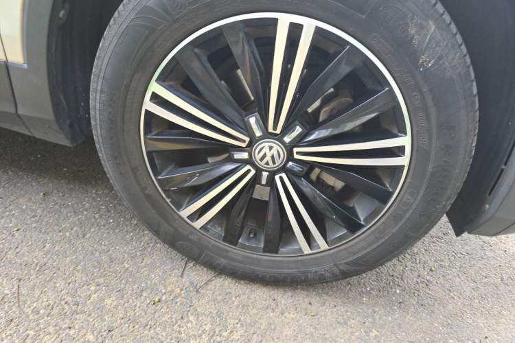 Used Volkswagen Tiguan L 2018 330TSI Automatic Two-Wheel Drive Flagship Edition Right Front Wheel Hub