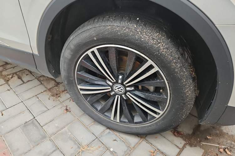Used Volkswagen Tiguan L 2018 380TSI Automatic All-Wheel Drive Luxury Edition Right Front Wheel Hub