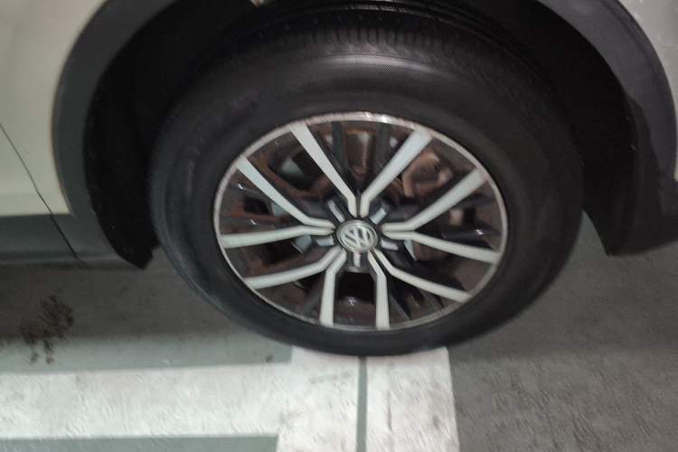 Used Volkswagen Tiguan L 2018 330TSI Automatic Two-Wheel Drive Comfort Edition Right Front Wheel Hub