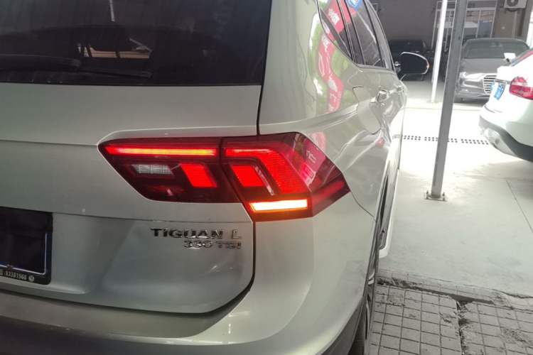 Used Volkswagen Tiguan L 2018 Revised Version 330TSI Automatic Two-Wheel Drive Trendy Edition Right Rear Taillight