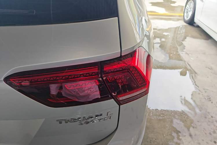 Used Volkswagen Tiguan L 2018 380TSI Automatic All-Wheel Drive Luxury Edition Right Rear Taillight