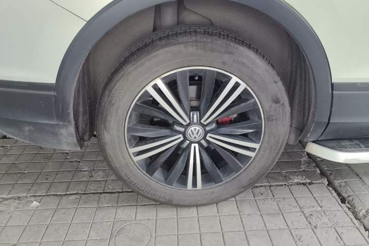 Used Volkswagen Tiguan L 2018 Revised Version 330TSI Automatic Two-Wheel Drive Trendy Edition Right Rear Wheel Hub
