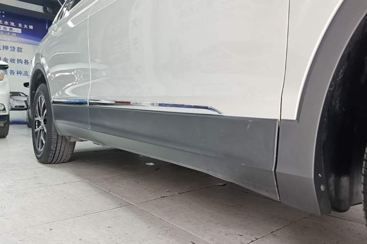 Used Volkswagen Tiguan L 2018 330TSI Automatic Two-Wheel Drive Luxury Edition Right Side Sill