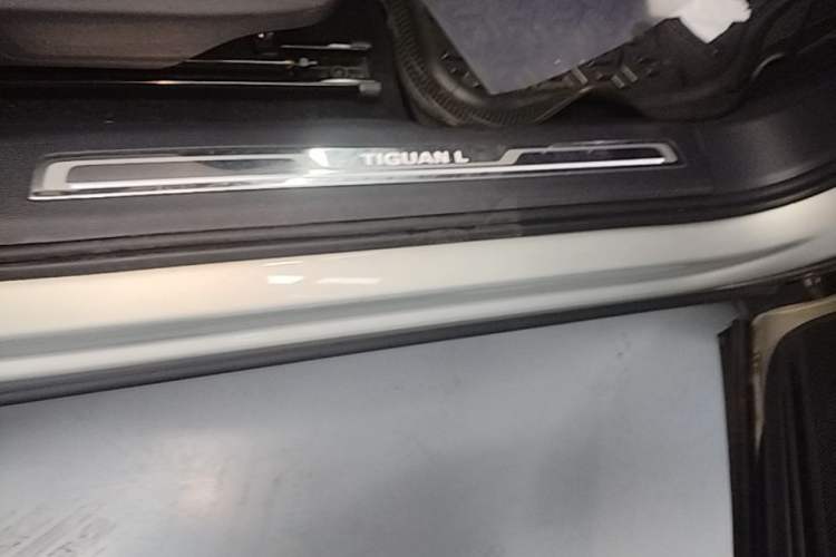 Used Volkswagen Tiguan L 2018 380TSI Automatic All-Wheel Drive Flagship Edition Right Side Sill
