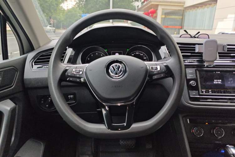 Used Volkswagen Tiguan L 2018 Revised Version 330TSI Automatic Two-Wheel Drive Trendy Edition Steering Wheel