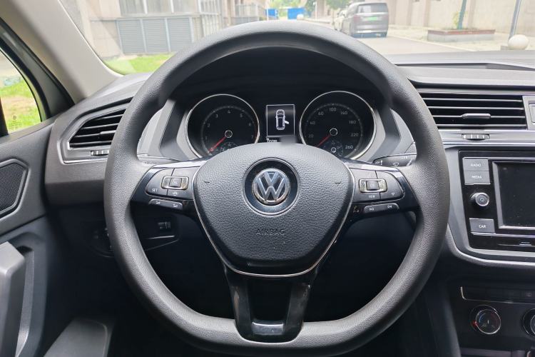 Used Volkswagen Tiguan L 2018 Revised Version 330TSI Automatic Two-Wheel Drive Trendy Edition Steering Wheel
