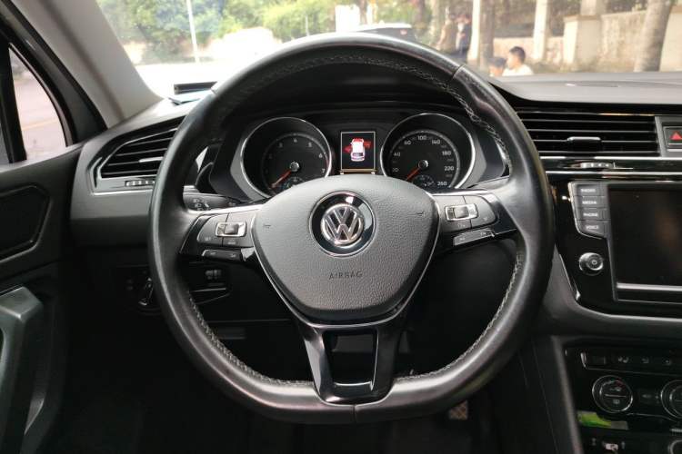 Used Volkswagen Tiguan L 2018 Facelift 330TSI Automatic Two-Wheel Drive Luxury Edition Steering Wheel