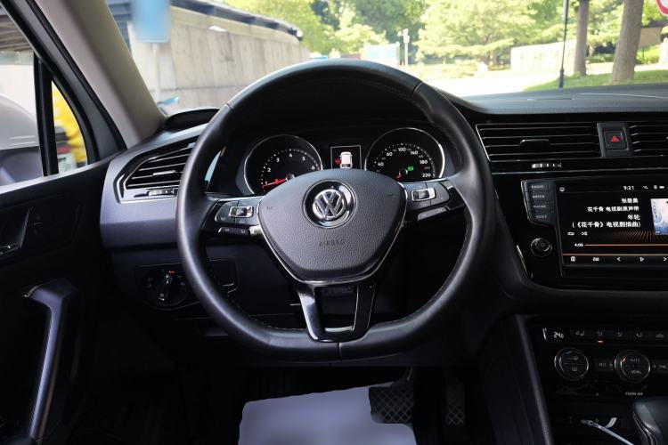 Used Volkswagen Tiguan L 2018 380TSI Automatic All-Wheel Drive Luxury Edition Steering Wheel