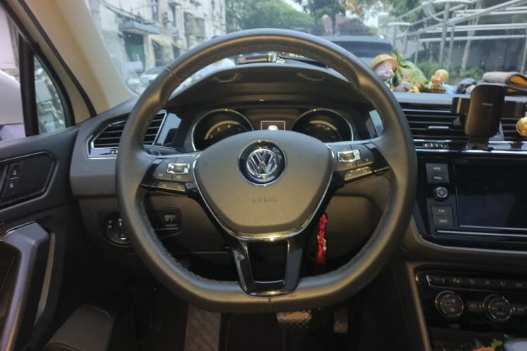 Used Volkswagen Tiguan L 2018 Facelift 330TSI Automatic Two-Wheel Drive Luxury Edition Steering Wheel
