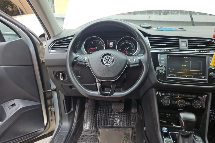 Used Volkswagen Tiguan L 2018 380TSI Automatic All-Wheel Drive Luxury Edition Steering Wheel