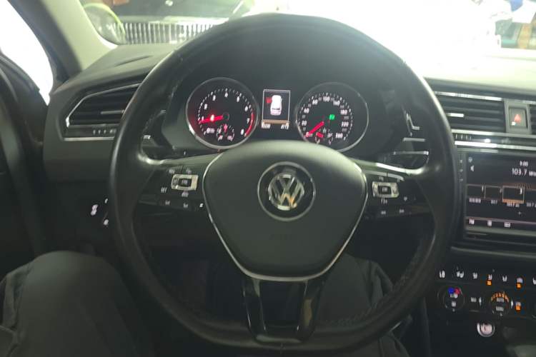 Used Volkswagen Tiguan L 2018 330TSI Automatic Two-Wheel Drive Luxury Edition Steering Wheel