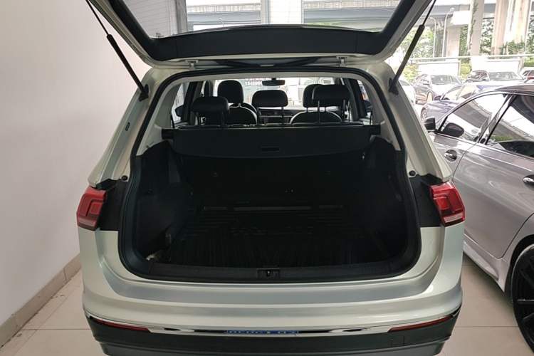 Used Volkswagen Tiguan L 2018 330TSI Automatic Two-Wheel Drive Luxury Edition Trunk