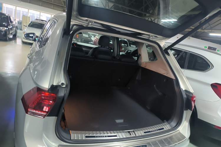 Used Volkswagen Tiguan L 2018 380TSI Automatic All-Wheel Drive Luxury Edition Trunk