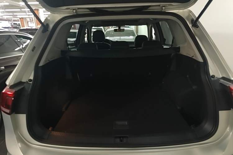 Used Volkswagen Tiguan L 2018 330TSI Automatic Two-Wheel Drive Luxury Edition Trunk