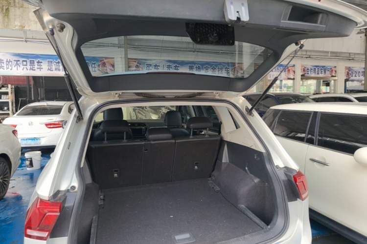 Used Volkswagen Tiguan L 2018 330TSI Automatic Two-Wheel Drive Luxury Edition Trunk