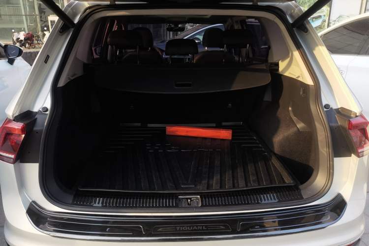 Used Volkswagen Tiguan L 2018 380TSI Automatic All-Wheel Drive Luxury Edition Trunk