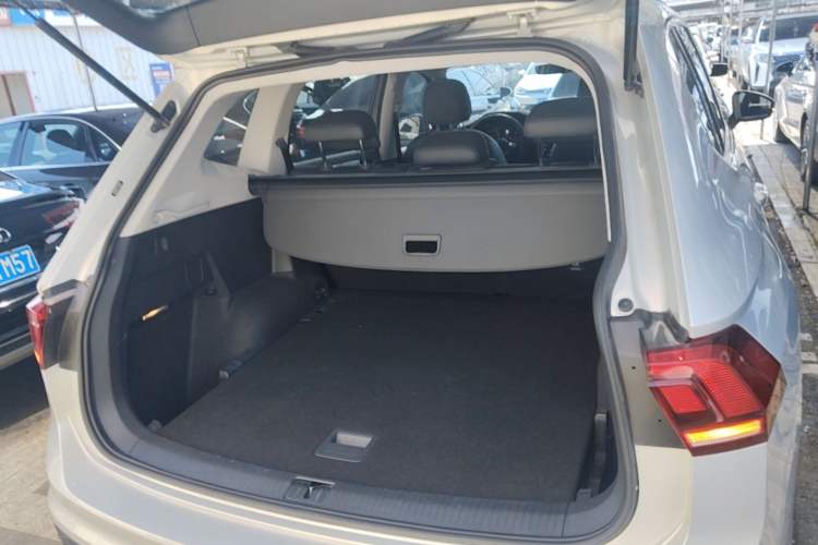 Used Volkswagen Tiguan L 2018 330TSI Automatic Two-Wheel Drive Luxury Edition Trunk