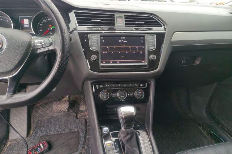 Used Volkswagen Tiguan L 2018 330TSI Automatic Two-Wheel Drive Flagship Edition Audio And AC Panel