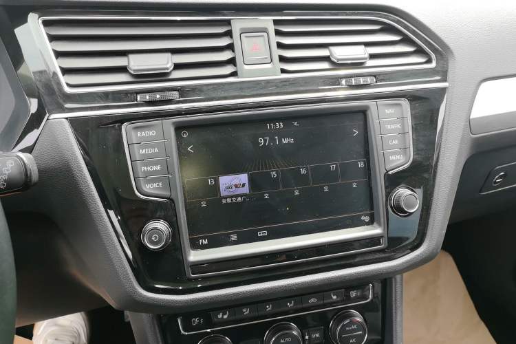 Used Volkswagen Tiguan L 2018 330TSI Automatic Two-Wheel Drive Luxury Edition Audio And AC Panel