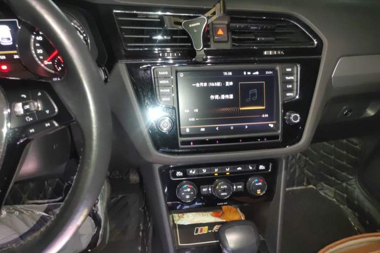 Used Volkswagen Tiguan L 2018 330TSI Automatic Two-Wheel Drive Luxury Edition Audio And AC Panel