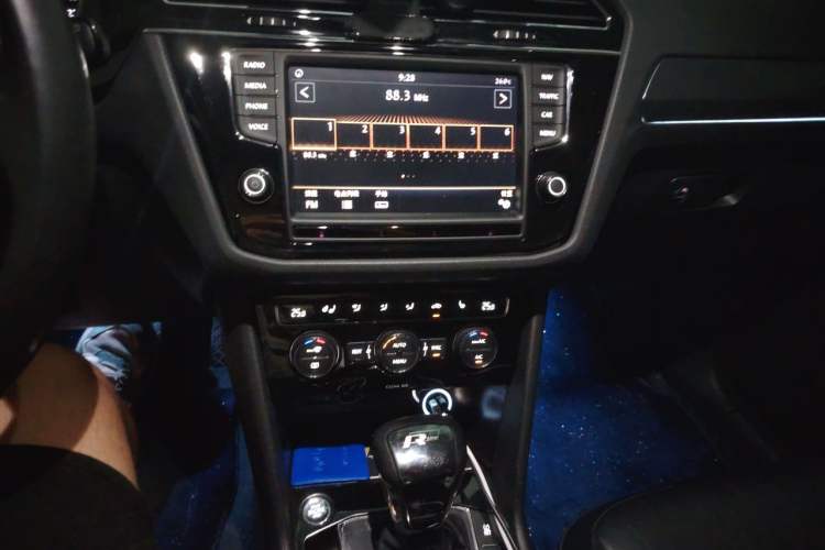 Used Volkswagen Tiguan L 2018 330TSI Automatic Two-Wheel Drive Luxury Edition Audio And AC Panel