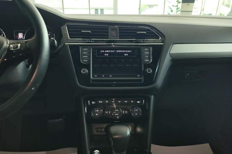 Used Volkswagen Tiguan L 2018 330TSI Automatic Two-Wheel Drive Luxury Edition Audio And AC Panel