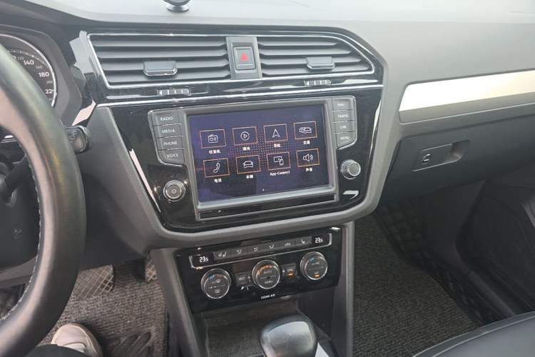 Used Volkswagen Tiguan L 2018 330TSI Automatic Two-Wheel Drive Luxury Edition Audio And AC Panel