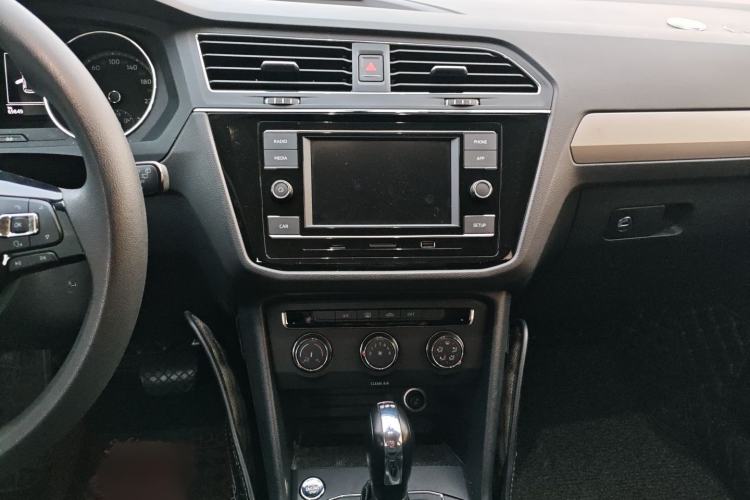 Used Volkswagen Tiguan L 2018 330TSI Automatic Two-Wheel Drive Luxury Edition Audio And AC Panel