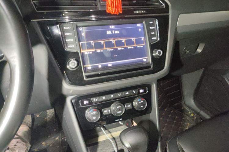 Used Volkswagen Tiguan L 2018 380TSI Automatic All-Wheel Drive Luxury Edition Audio And AC Panel