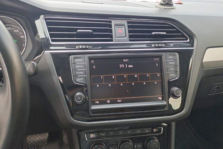 Used Volkswagen Tiguan L 2018 330TSI Automatic Two-Wheel Drive Luxury Edition Audio And AC Panel