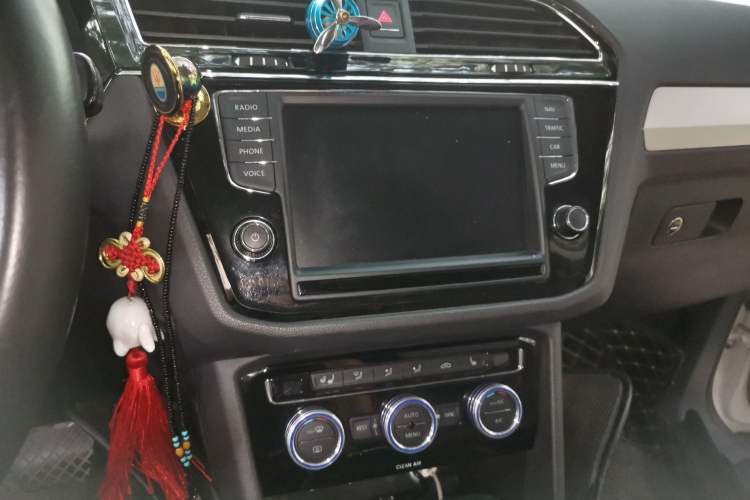 Used Volkswagen Tiguan L 2018 330TSI Automatic Two-Wheel Drive Luxury Edition Audio And AC Panel