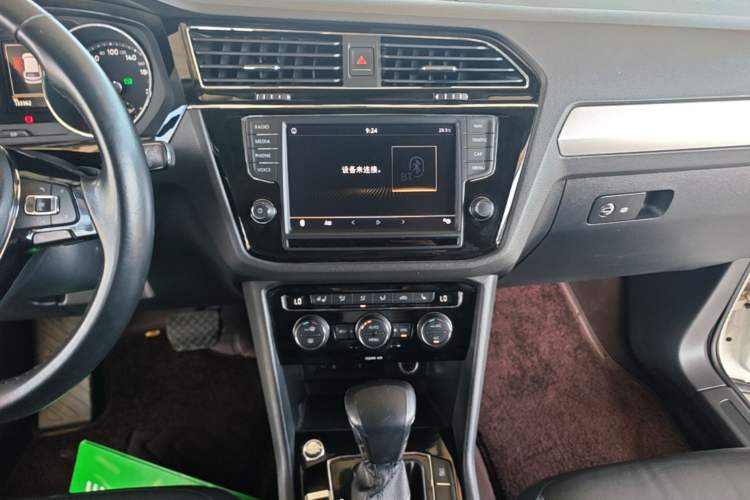 Used Volkswagen Tiguan L 2018 330TSI Automatic Two-Wheel Drive Luxury Edition Audio And AC Panel